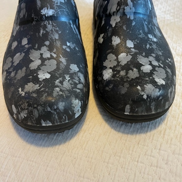 Croc workwear. Black and gray floral. Slip resistant.  Size 7. - Picture 1 of 5
